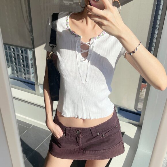 Purple lace lettuce trim rib-knit v-neck white tee - Picture 5 of 6